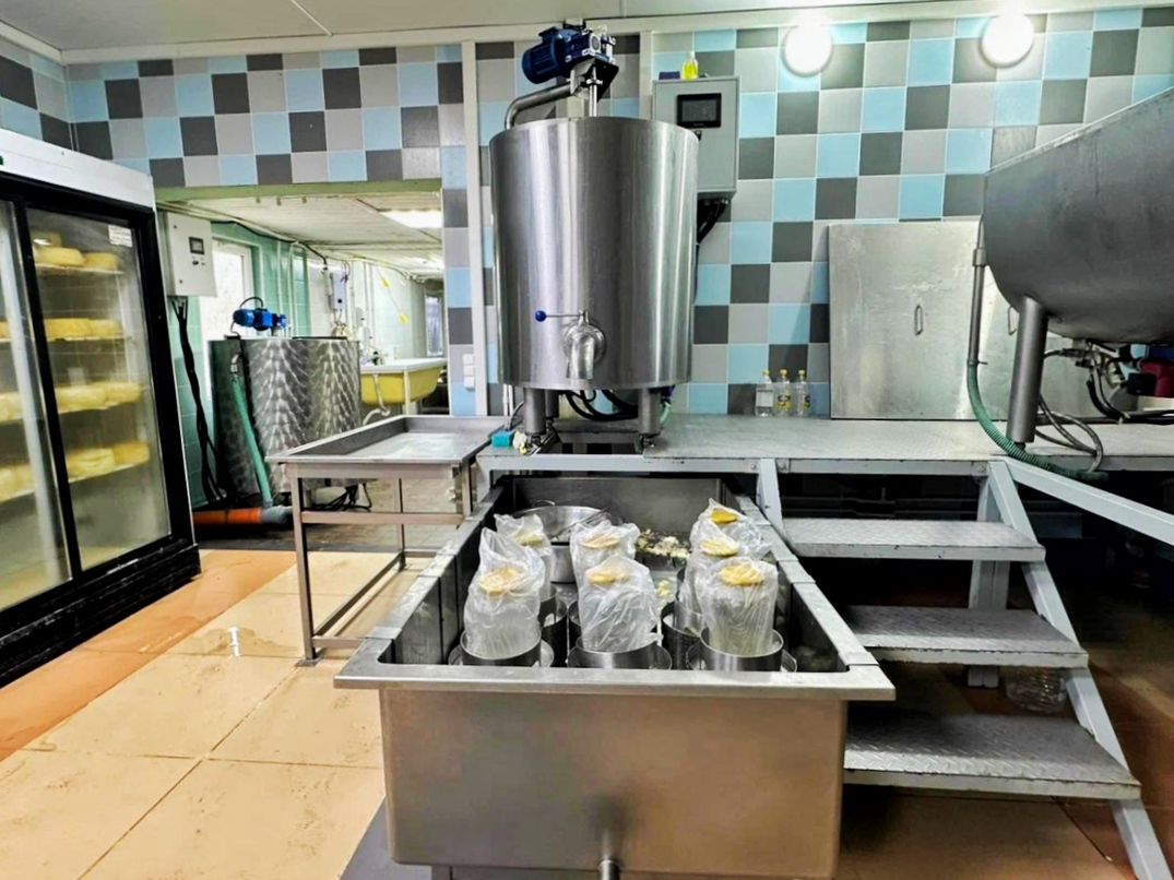 Молочная ферма 6.000м2 крс 140 голов. Три магазина 2