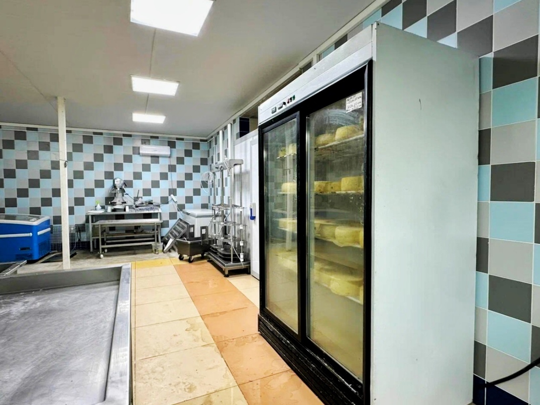 Молочная ферма 6.000м2 крс 140 голов. Три магазина 5